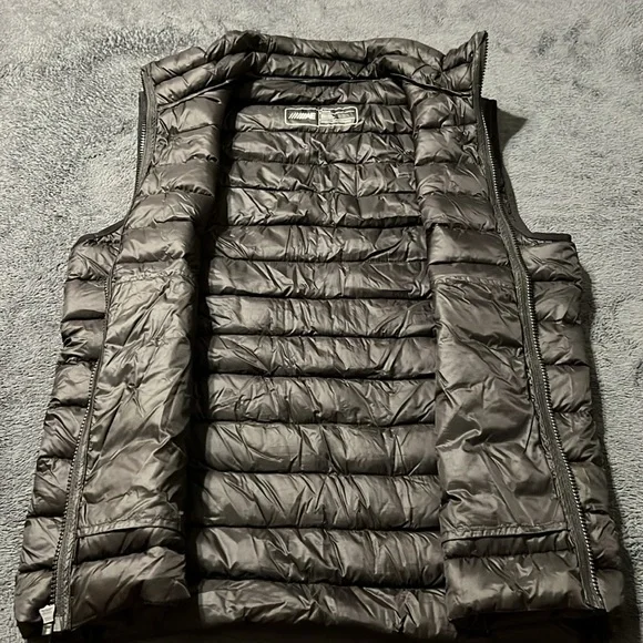 American Eagle black puffer vest men’s size medium two large pockets zip up - Picture 7 of 8